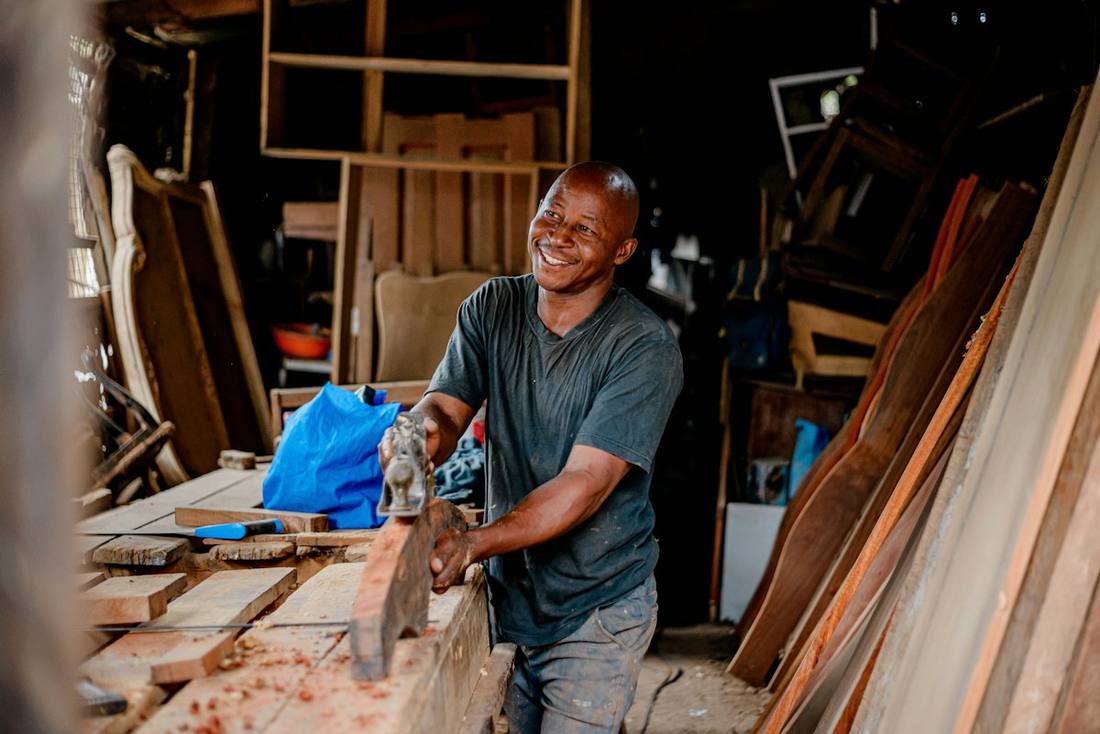 Artisan menuisier au travail dans son atelier
