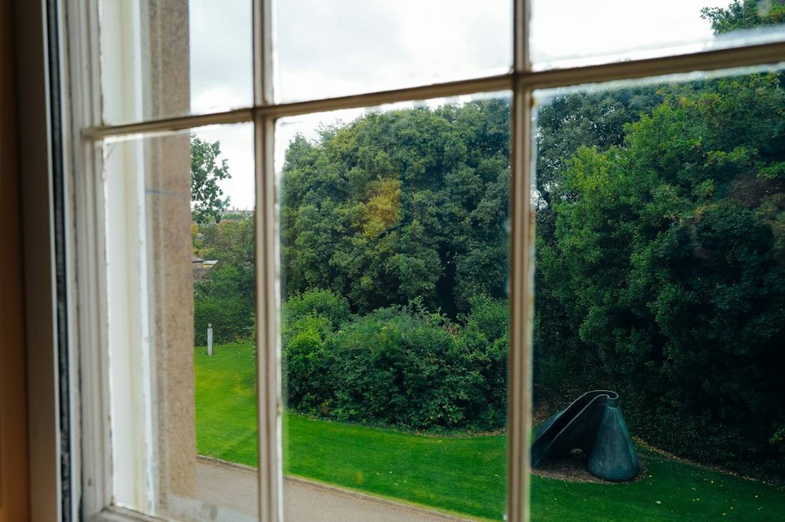 Jardin vu à travers une fenêtre vitrée