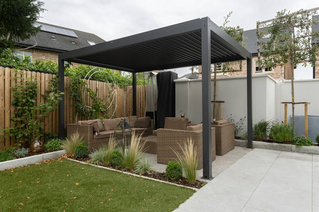 Pergola bioclimatique à lames sur une terrasse