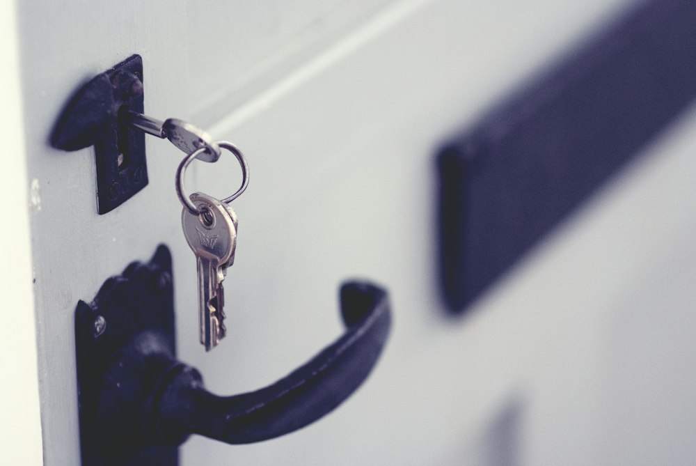Clés engagées dans une serrure de porte