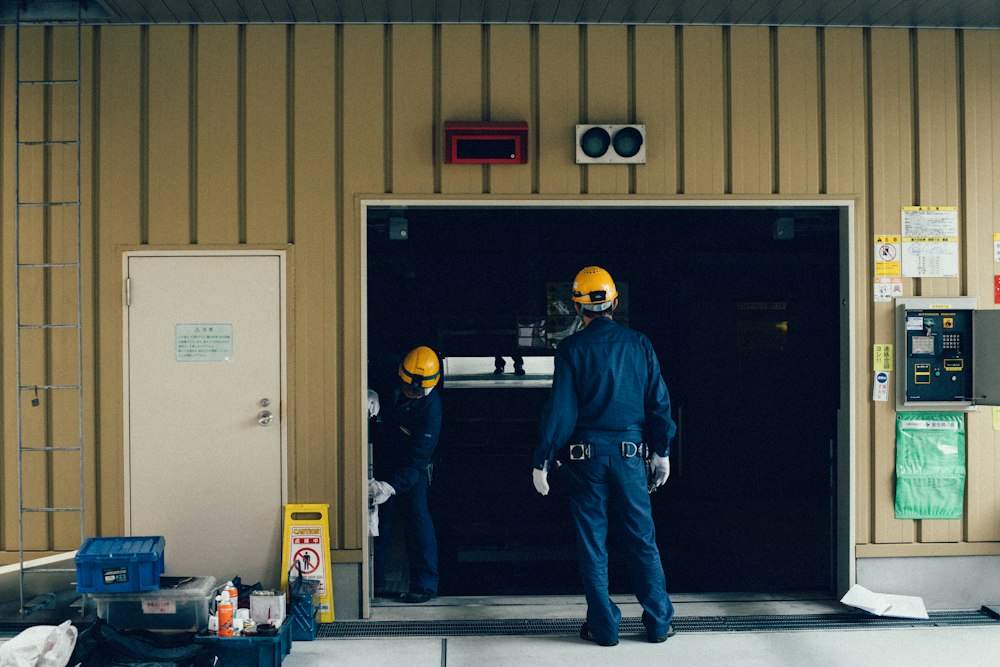 Techniciens intervenant sur une porte de garage