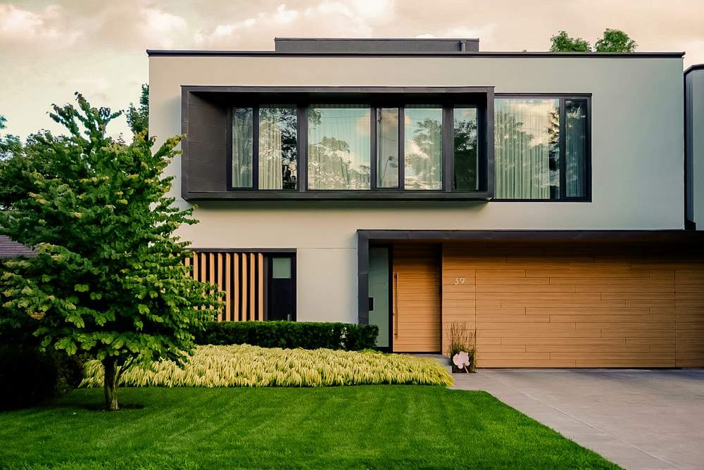 Maison contemporaine avec de grandes fenêtres en aluminium noir