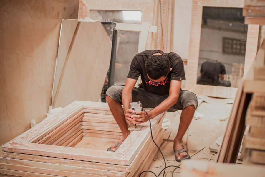 Menuisier assemblant un cadre de fenêtre en bois dans son atelier