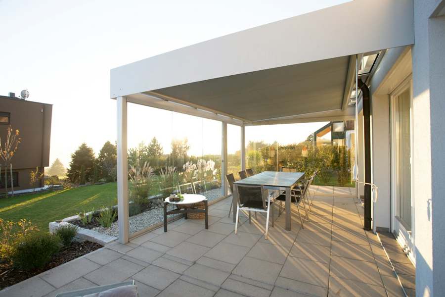 Pergola aluminium blanche au-dessus d’une terrasse