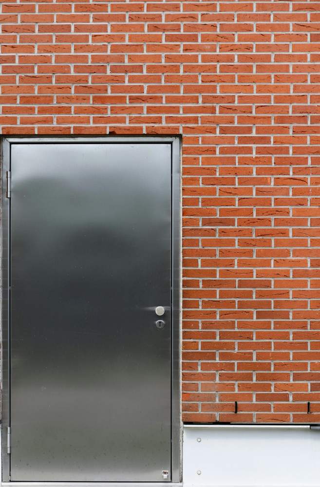 Porte en acier dans un mur de briques