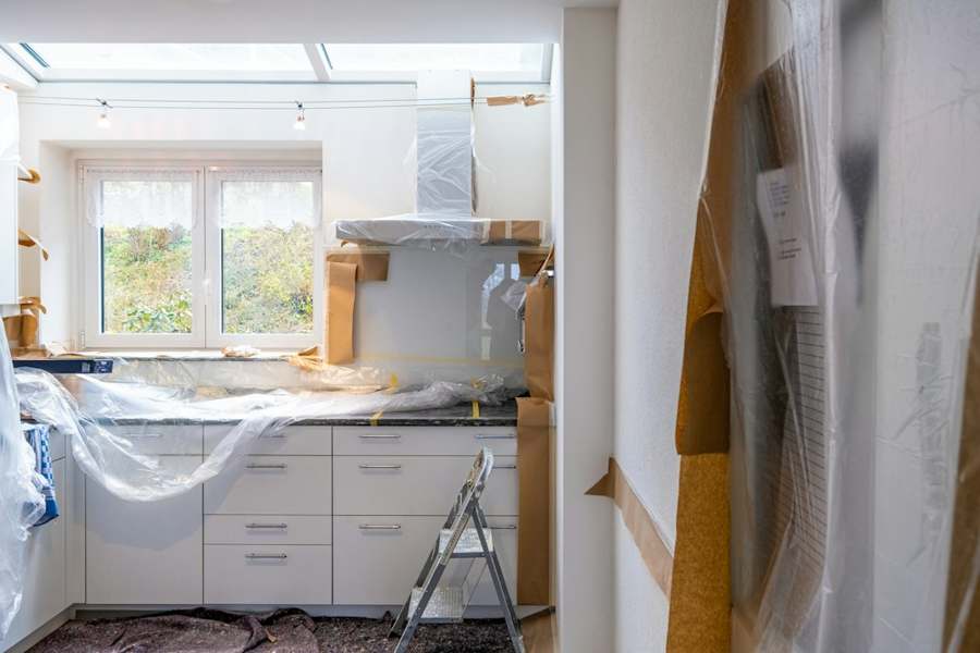 Cuisine en cours de rénovation avec fenêtres neuves