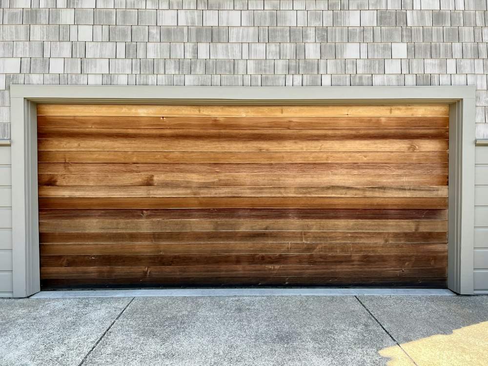 Porte de garage sectionnelle à panneaux aspect bois
