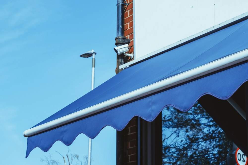 Store banne bleu déployé au soleil