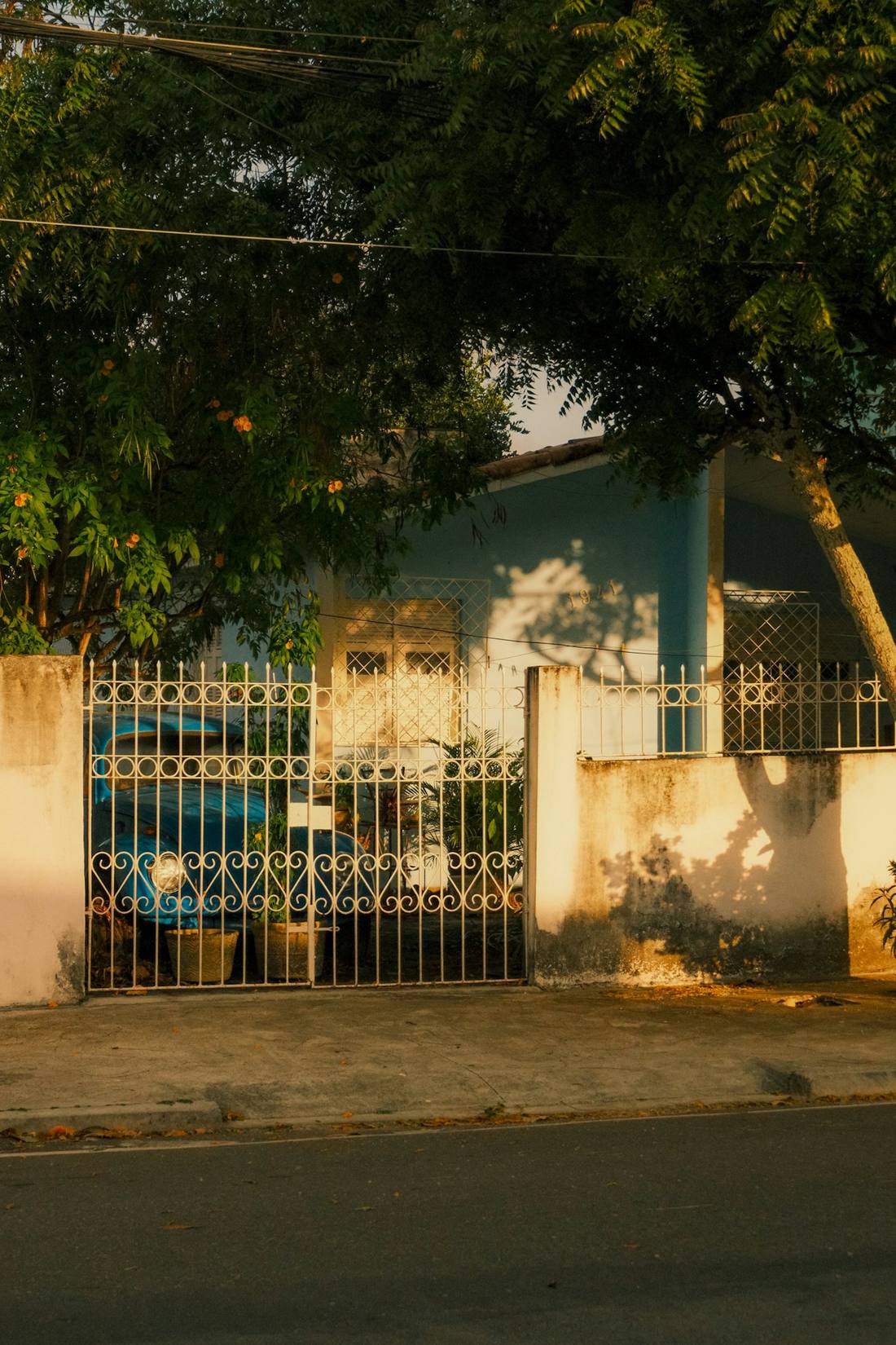 Portail devant une maison méridionale