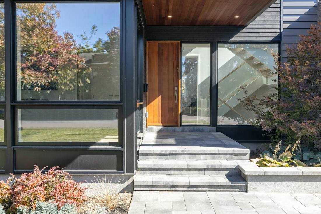 Entrée de maison moderne avec porte vitrée