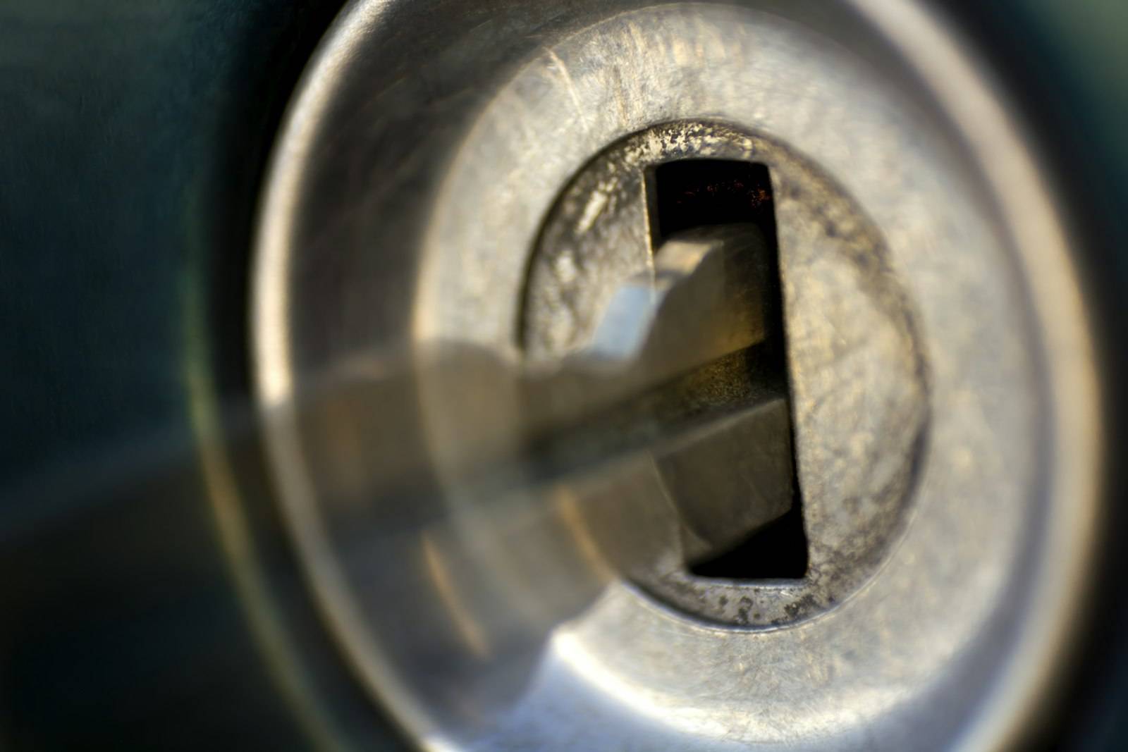 Clé engagée dans un cylindre de serrure, vue de près