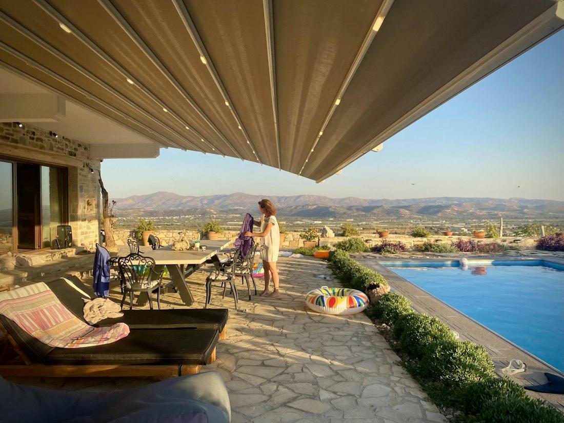 Grand store banne déployé au-dessus d’une terrasse avec piscine